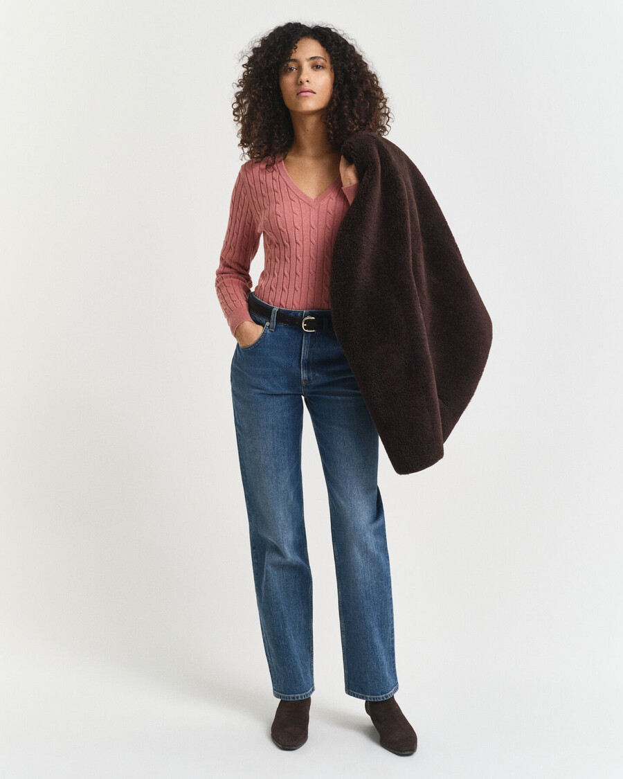 stretch-baumwollpullover mit zopfmuster und v-ausschnitt – verwaschenes ziegelrot