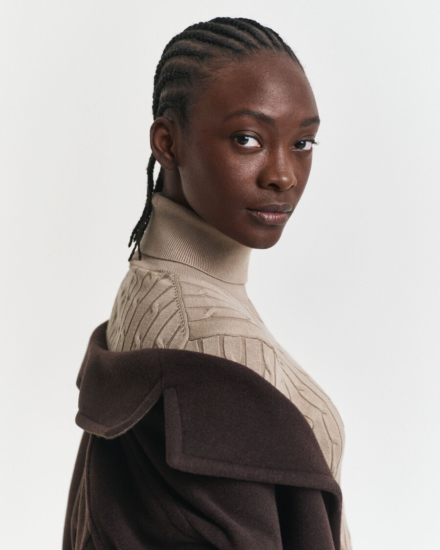 rollkragenpullover aus stretch-baumwolle mit zopfmuster – taupe-beige