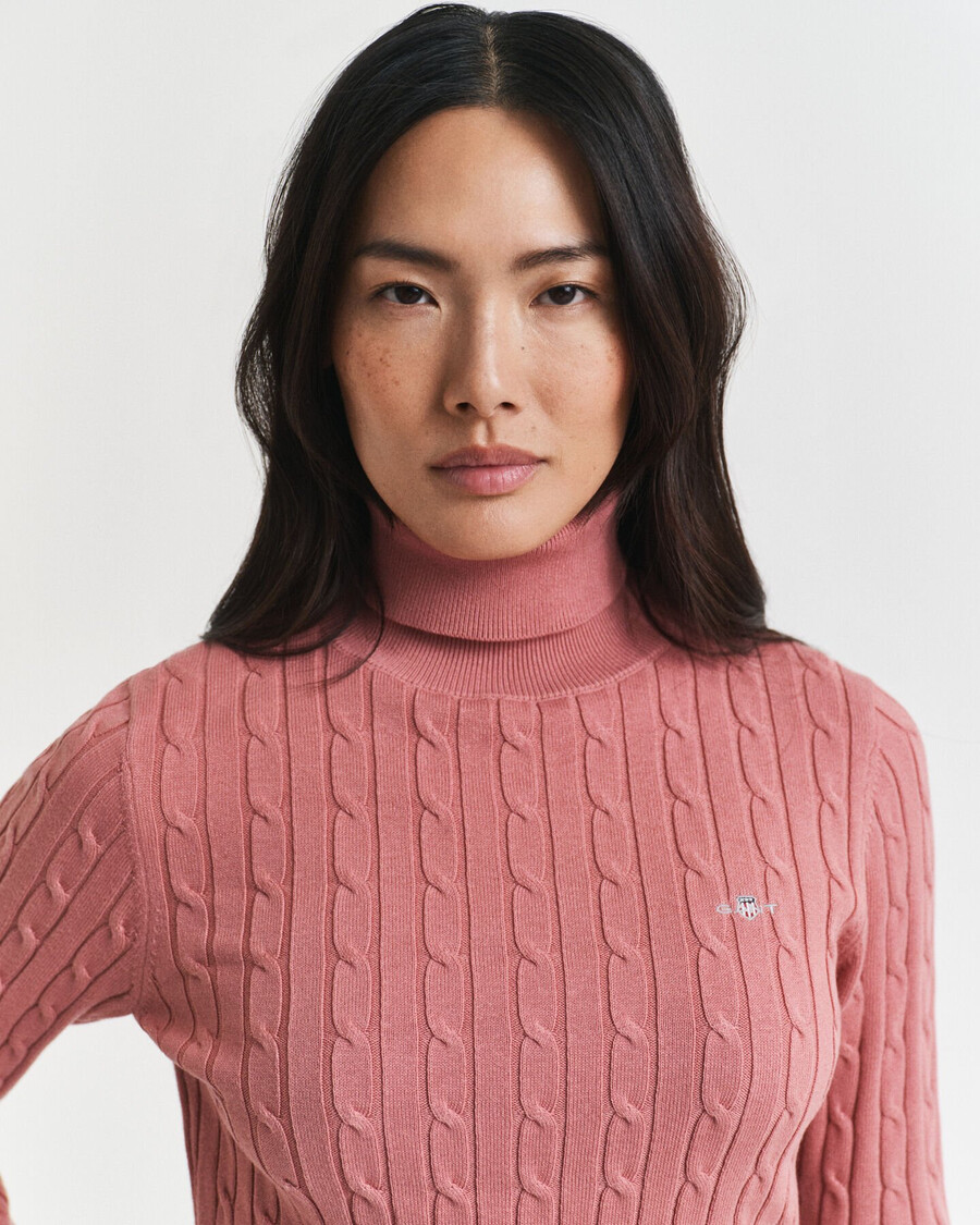 stretch-baumwoll-rollkragenpullover mit zopfmuster – verwaschenes ziegelrot