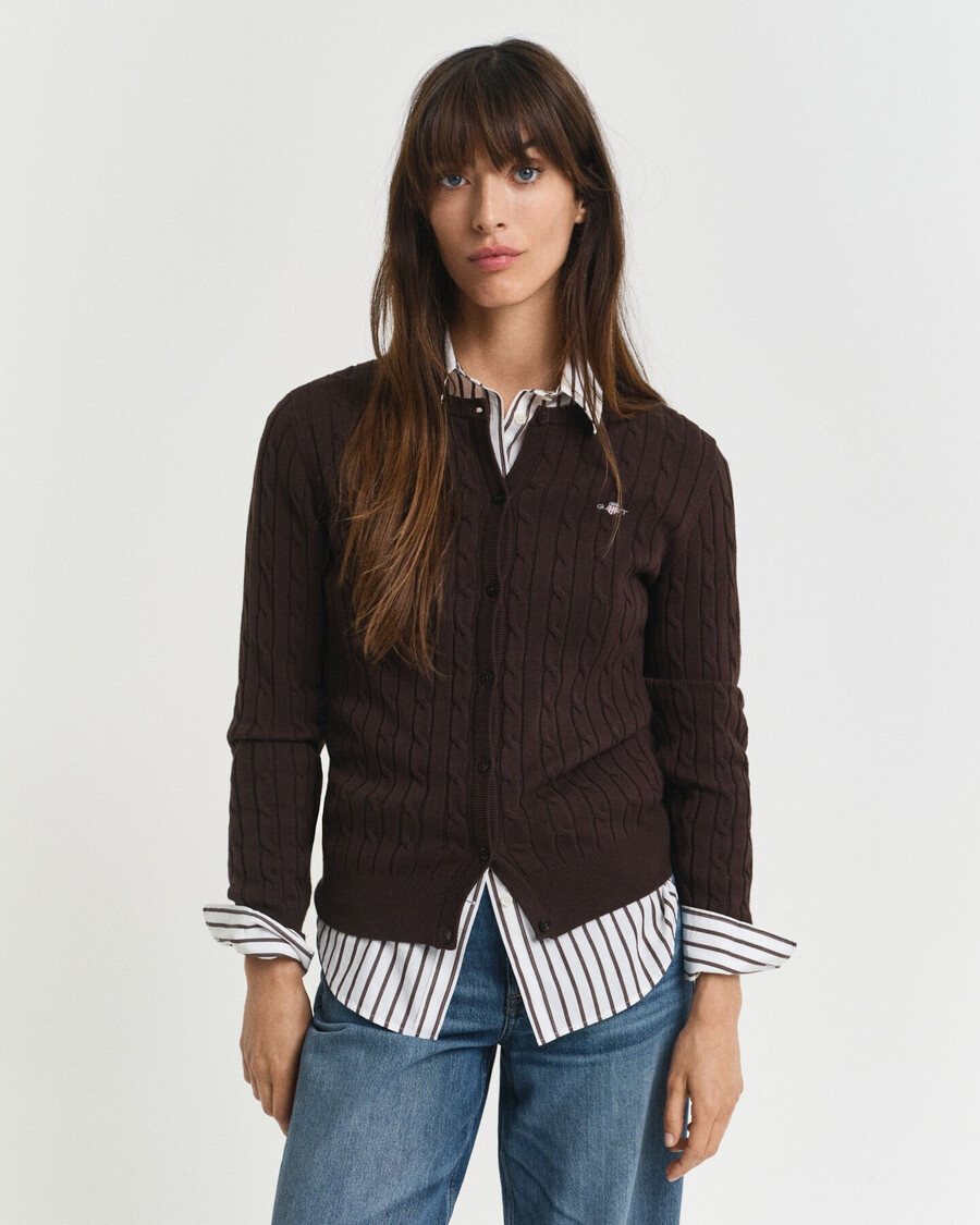 strickjacke aus stretch-baumwolle mit zopfmuster – dunkelbraun