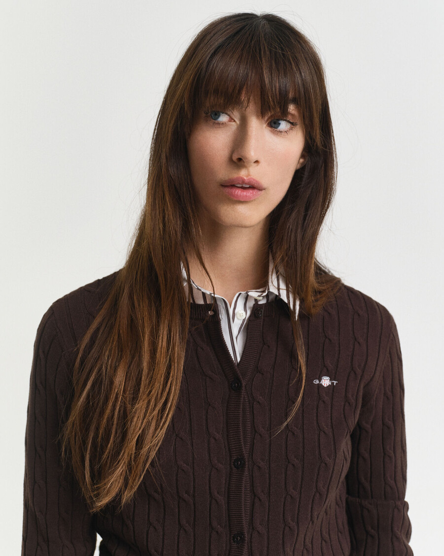 strickjacke aus stretch-baumwolle mit zopfmuster – dunkelbraun