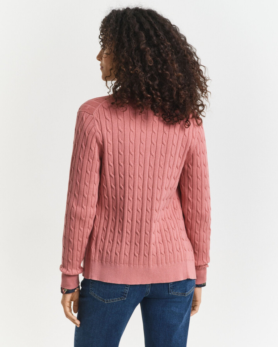 strickjacke aus stretch-baumwolle mit zopfmuster – verwaschenes ziegelrot