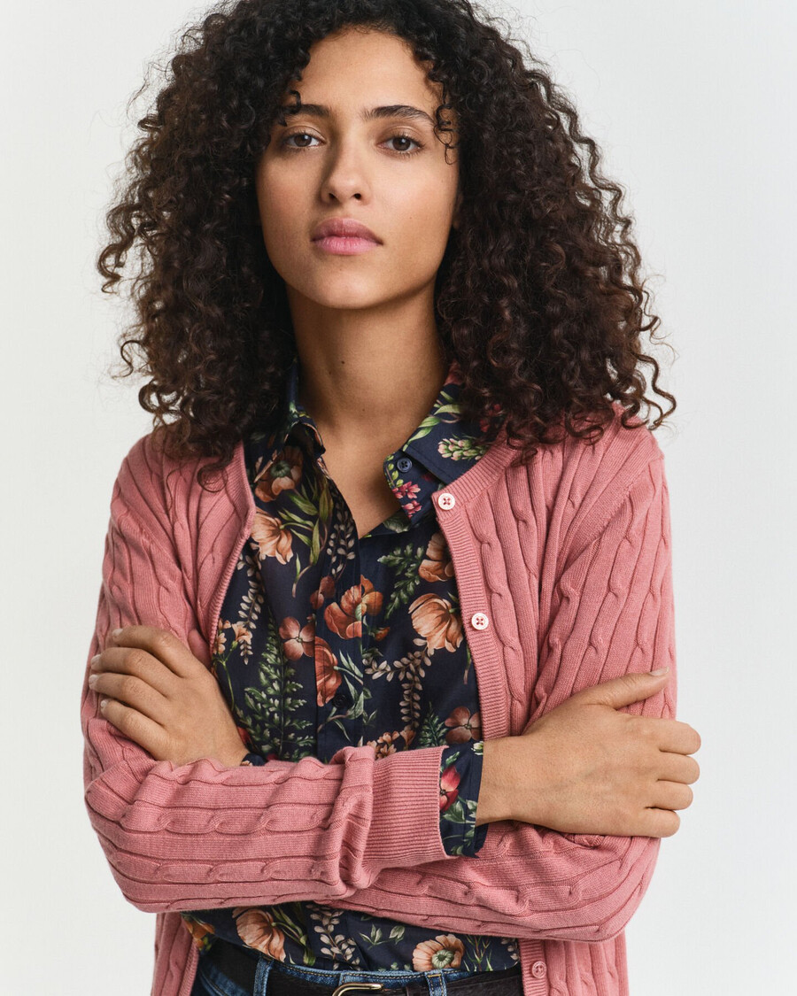 strickjacke aus stretch-baumwolle mit zopfmuster – verwaschenes ziegelrot