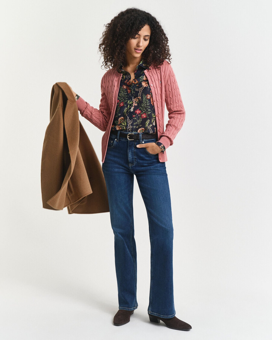 strickjacke aus stretch-baumwolle mit zopfmuster – verwaschenes ziegelrot