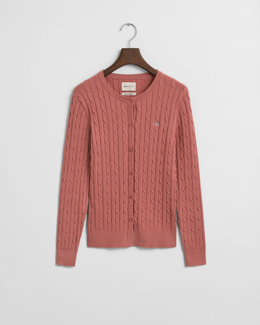strickjacke aus stretch-baumwolle mit zopfmuster – verwaschenes ziegelrot