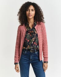 strickjacke aus stretch-baumwolle mit zopfmuster – verwaschenes ziegelrot