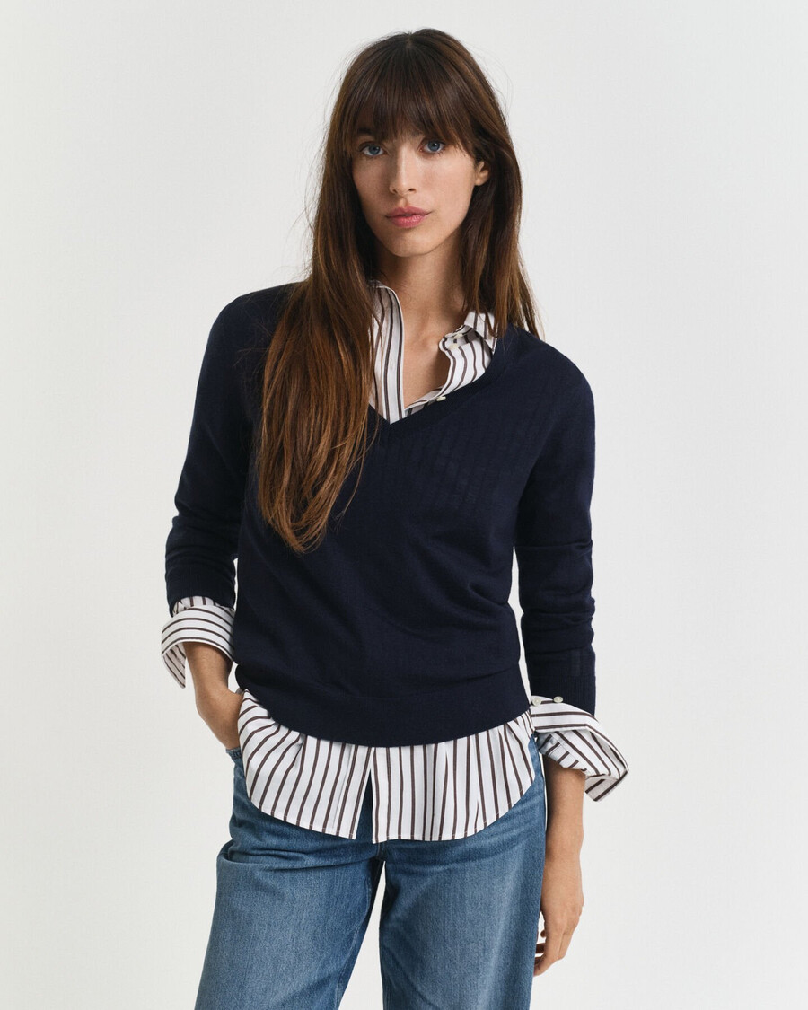 extrafeiner merinowollpullover mit v-ausschnitt – abendblau