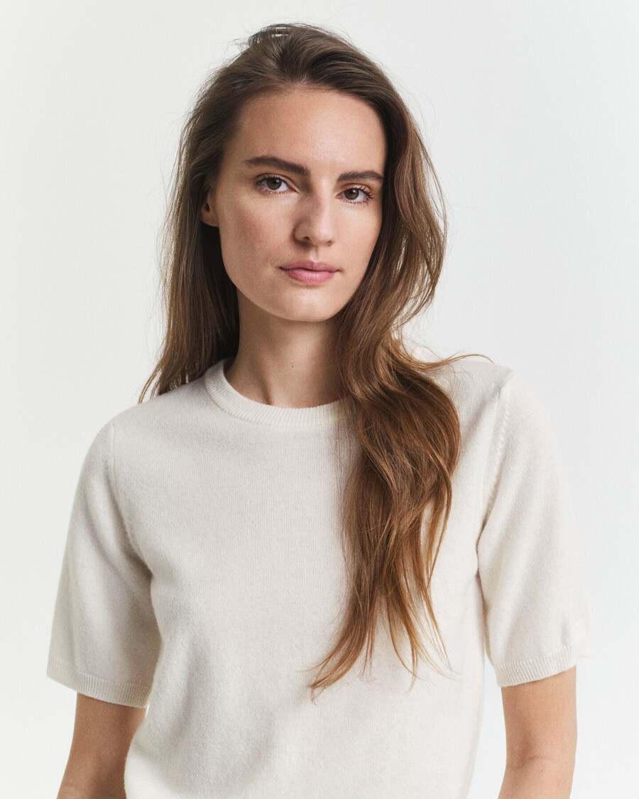feiner lammwollpullover mit kurzen Ärmeln und rundhalsausschnitt – creme