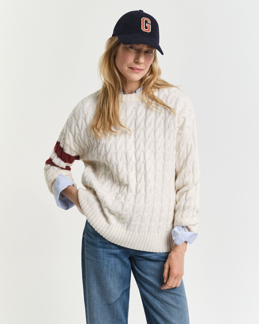 kontrastgestreifter zopfstrickpullover mit rundhalsausschnitt – creme