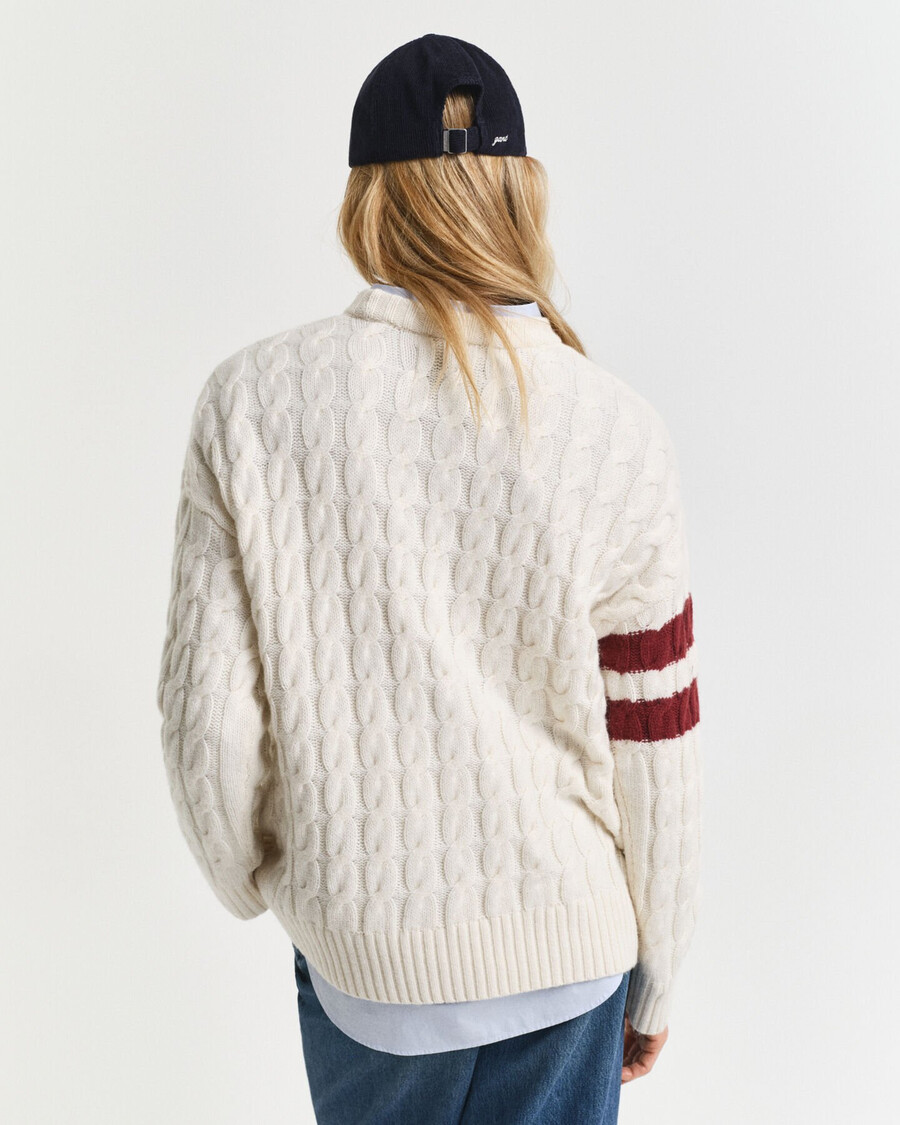 kontrastgestreifter zopfstrickpullover mit rundhalsausschnitt – creme