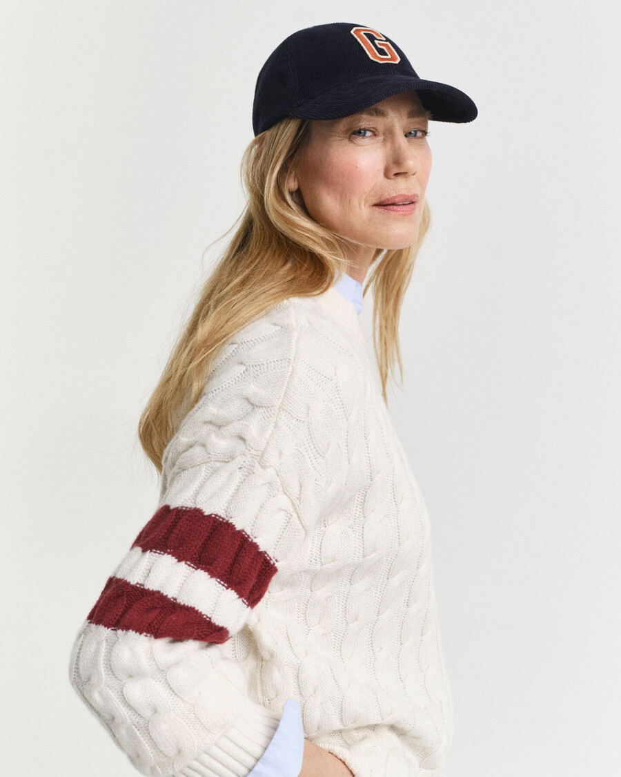 kontrastgestreifter zopfstrickpullover mit rundhalsausschnitt – creme
