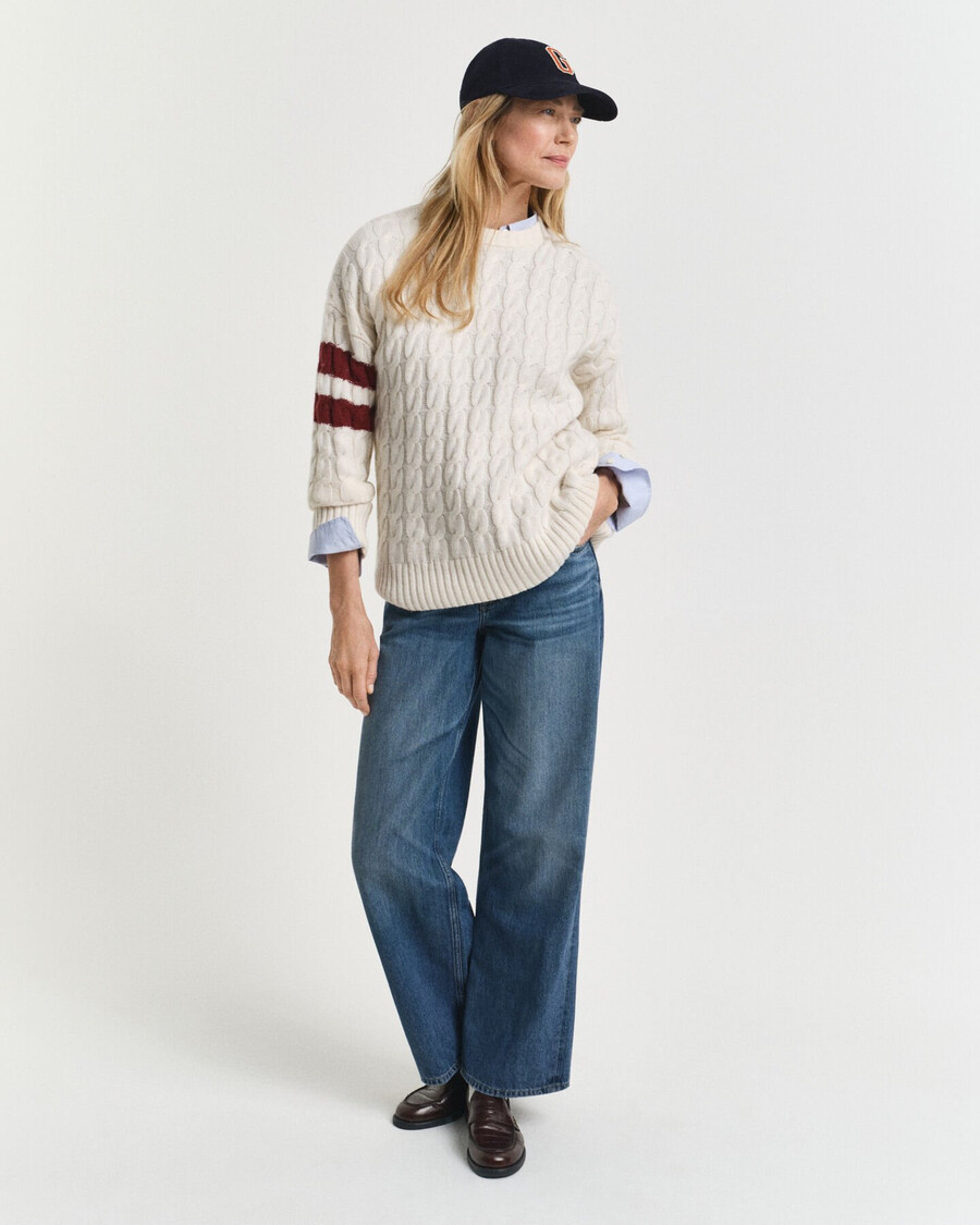 kontrastgestreifter zopfstrickpullover mit rundhalsausschnitt – creme