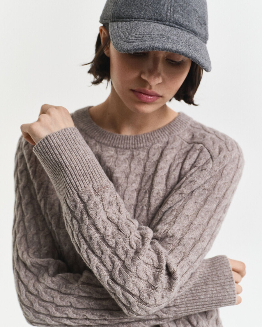 wollpullover mit zopfmuster und rundhalsausschnitt – taupe-beige