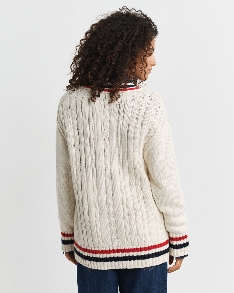 colleges-strickjacke mit zopfmuster und v-ausschnitt – creme