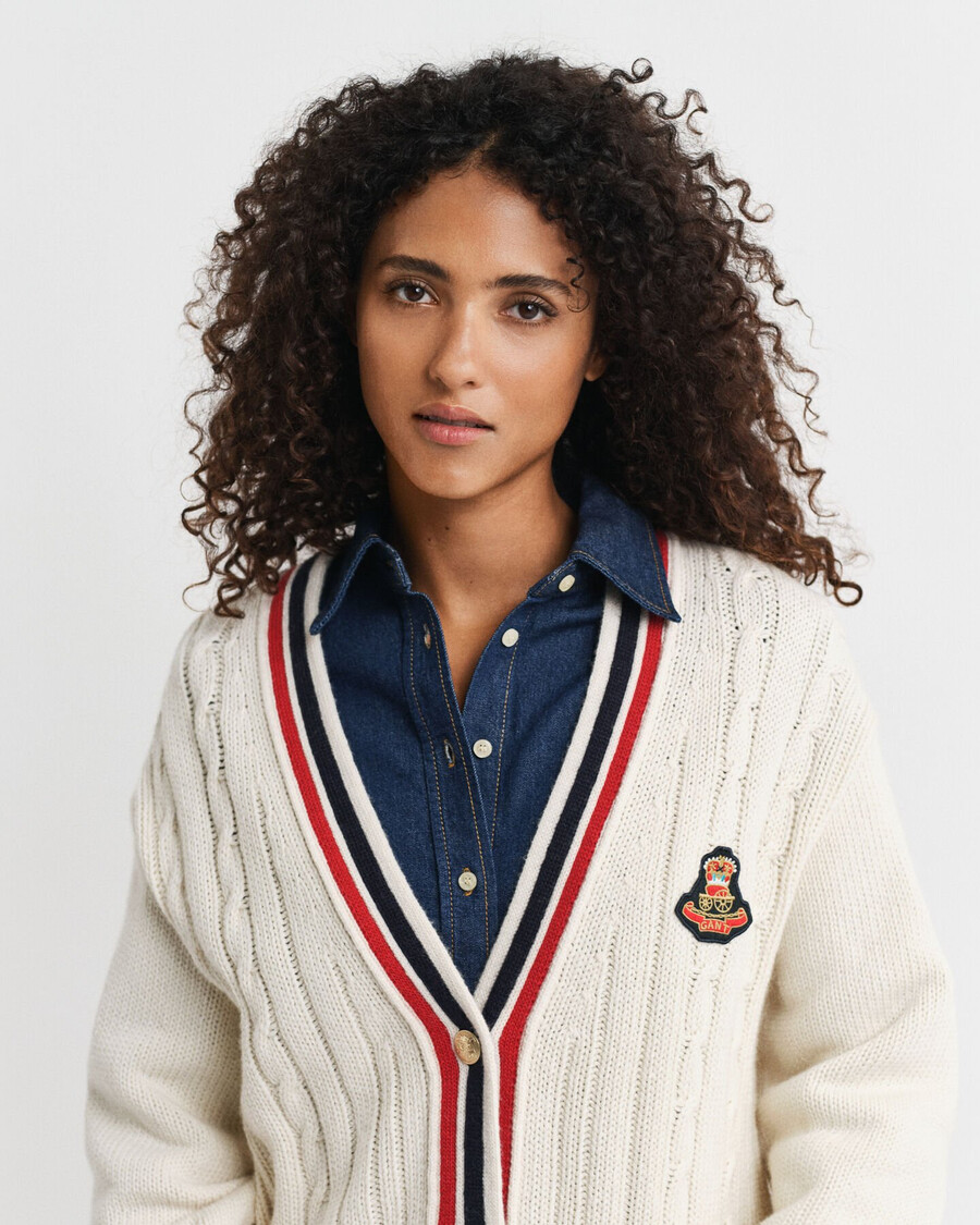 colleges-strickjacke mit zopfmuster und v-ausschnitt – creme