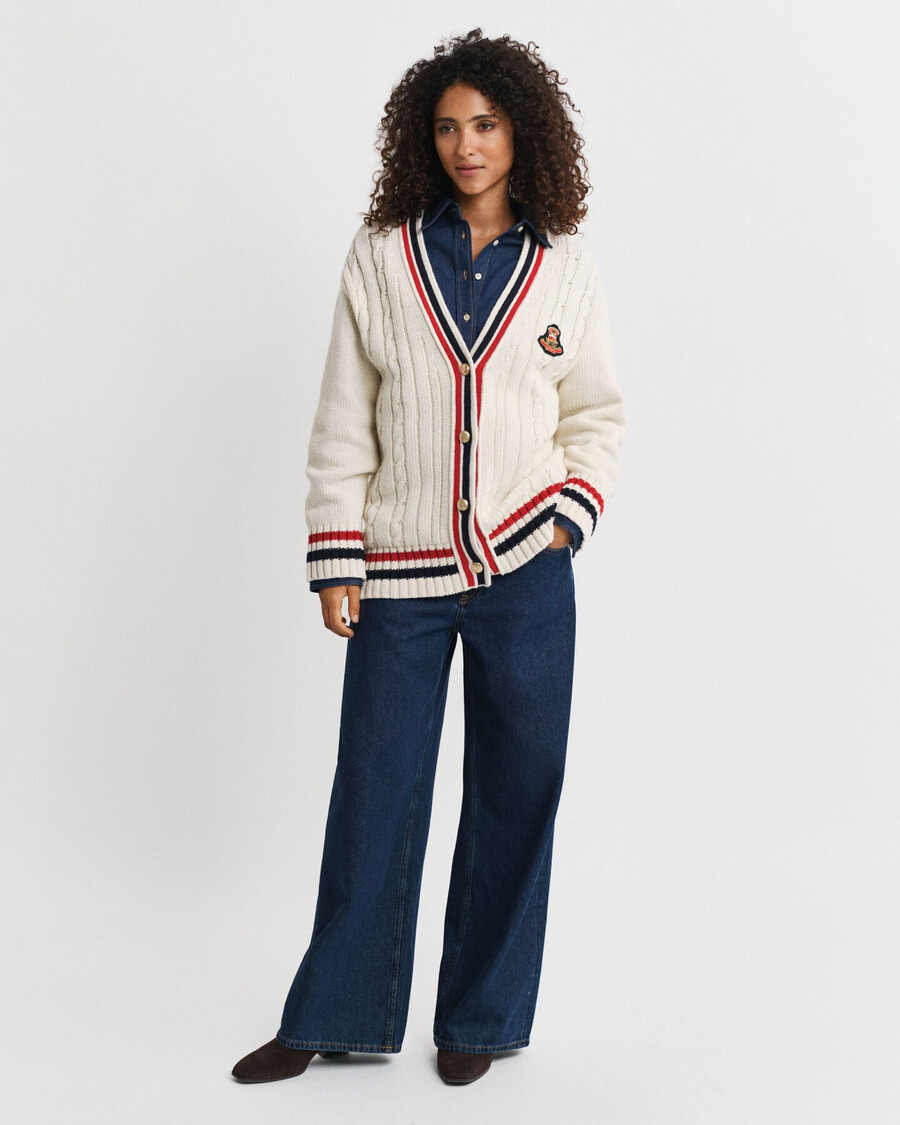 colleges-strickjacke mit zopfmuster und v-ausschnitt – creme