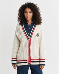 colleges-strickjacke mit zopfmuster und v-ausschnitt – creme