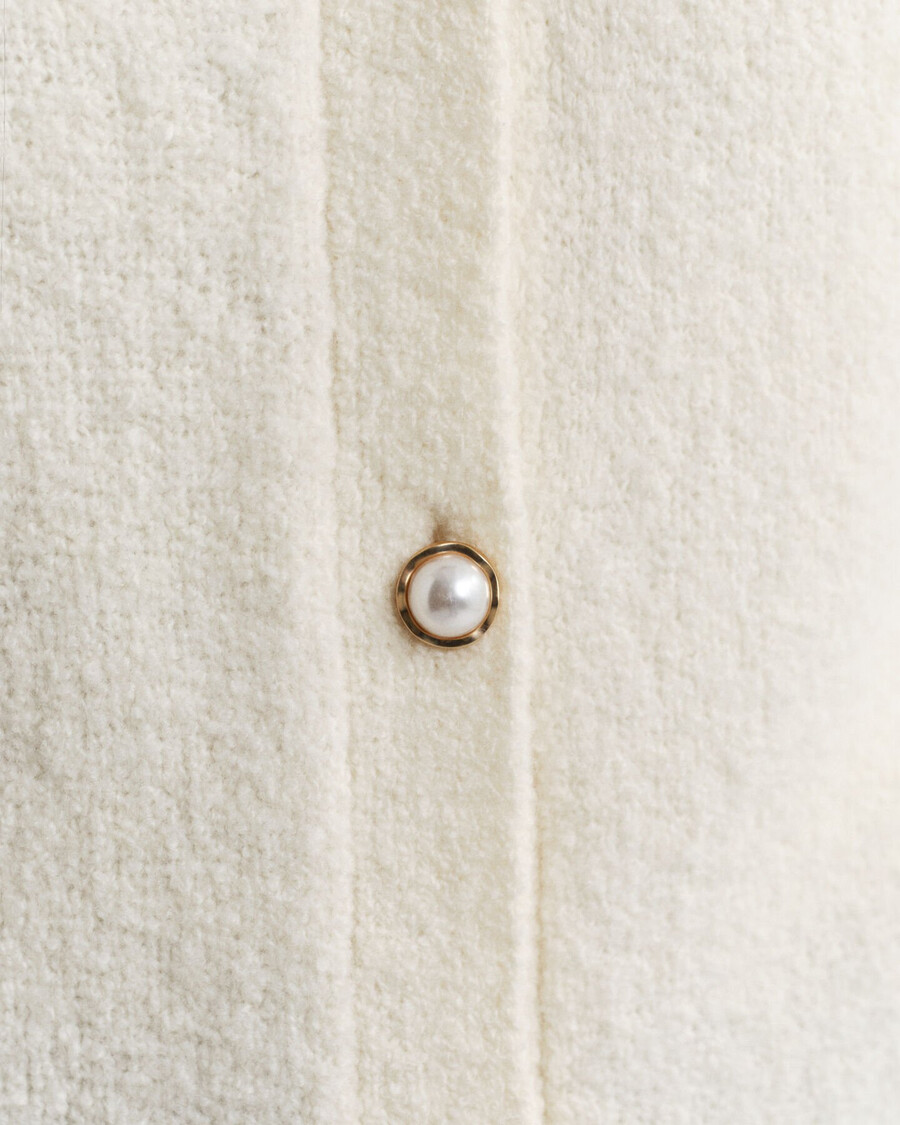 bouclé-strickjacke mit rundhalsausschnitt – creme
