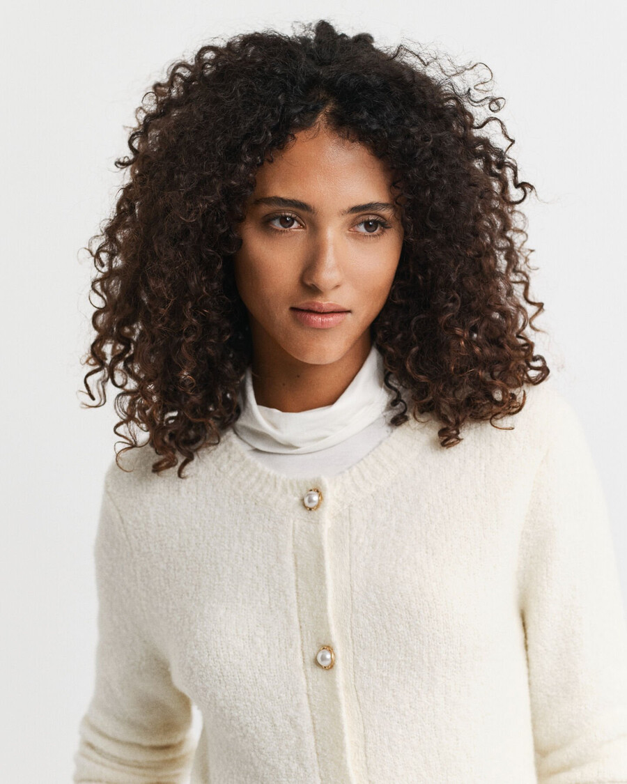 bouclé-strickjacke mit rundhalsausschnitt – creme