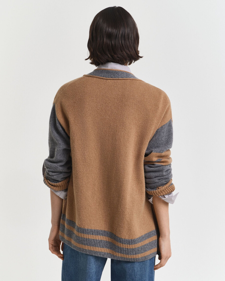 college-strickjacke mit v-ausschnitt – whiskeybraun