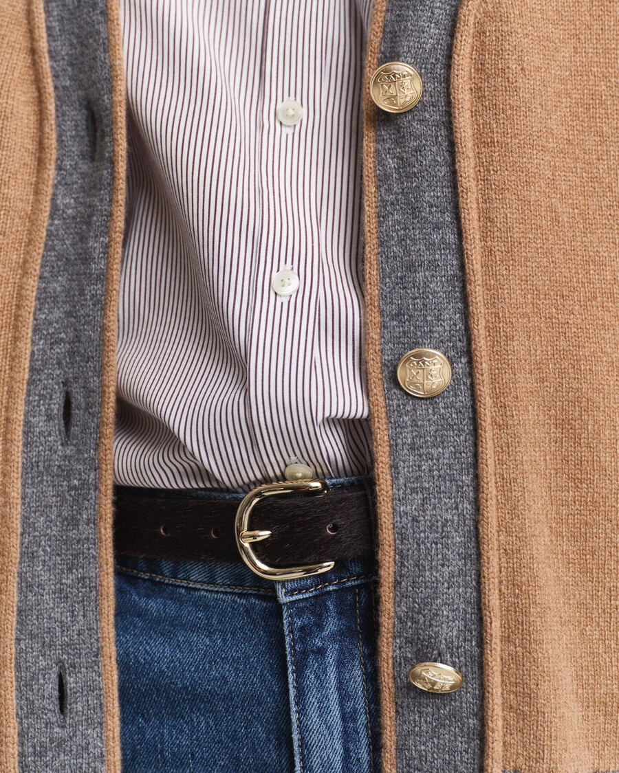 college-strickjacke mit v-ausschnitt – whiskeybraun