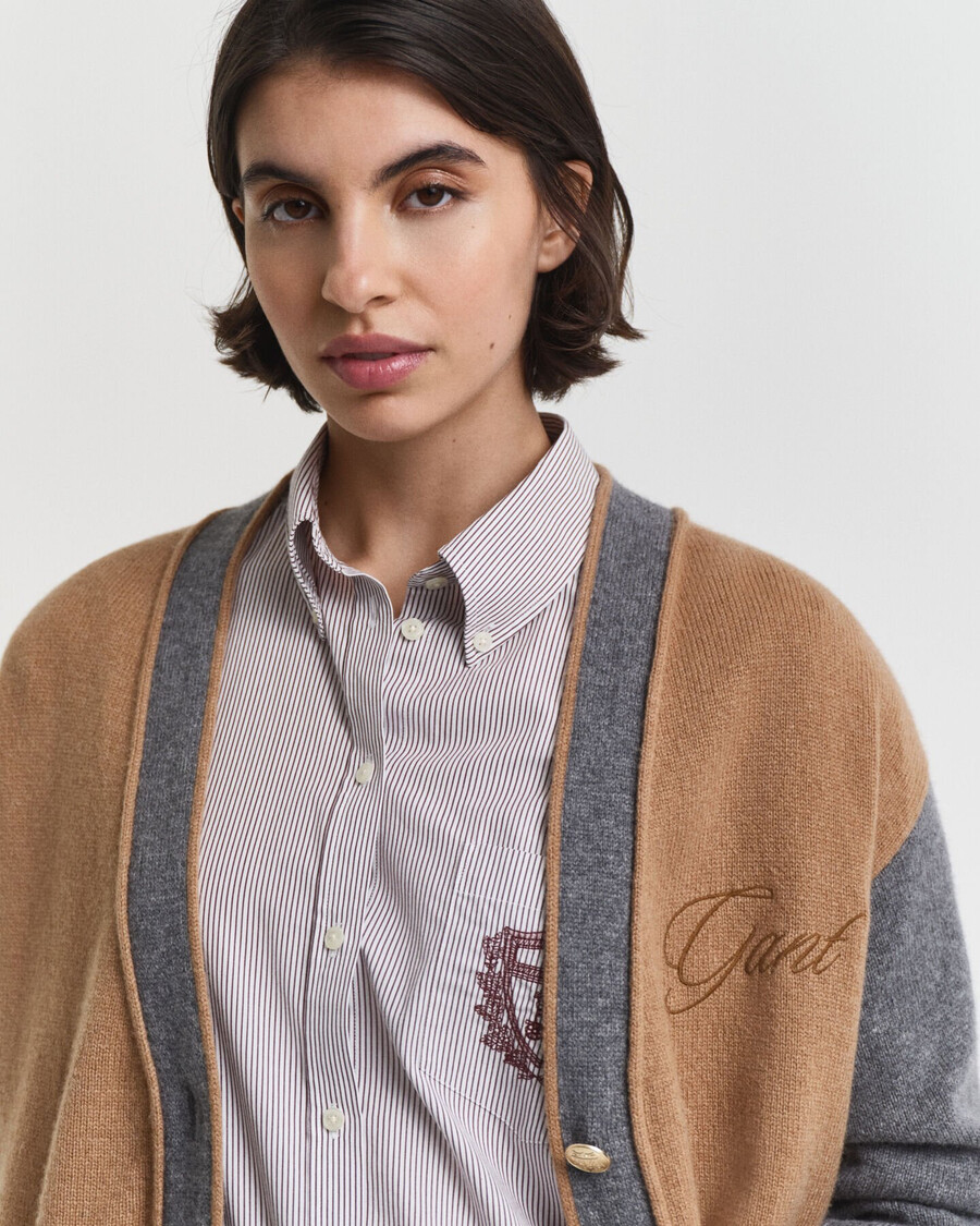 college-strickjacke mit v-ausschnitt – whiskeybraun