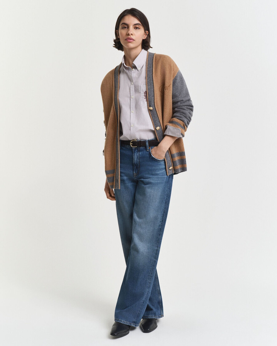college-strickjacke mit v-ausschnitt – whiskeybraun