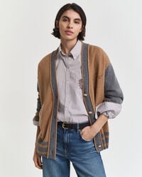 college-strickjacke mit v-ausschnitt – whiskeybraun