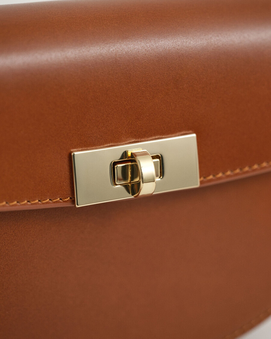 schultertasche aus leder – cognac